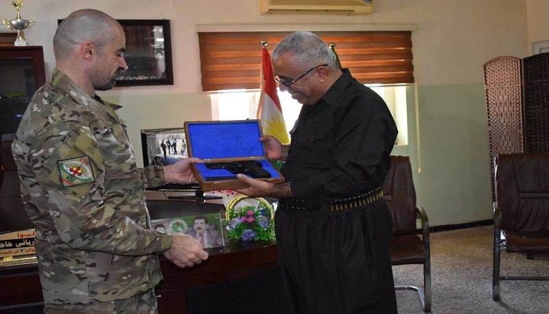 بافڵ تاڵه‌بانی ده‌مانچه‌ به‌ فه‌رمانده‌یه‌كی نزیك له‌ كۆسره‌ت ڕه‌سوڵ ده‌به‌خشێت